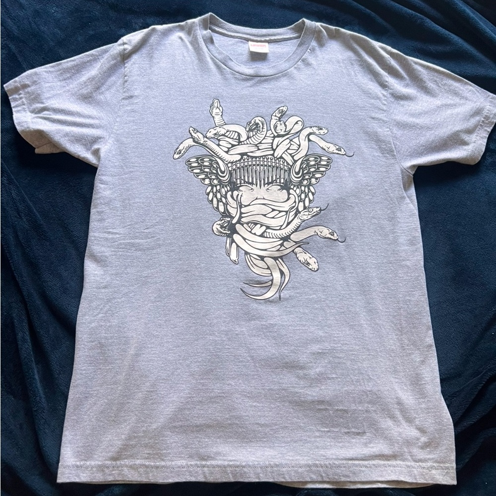 Supreme shirt ￼